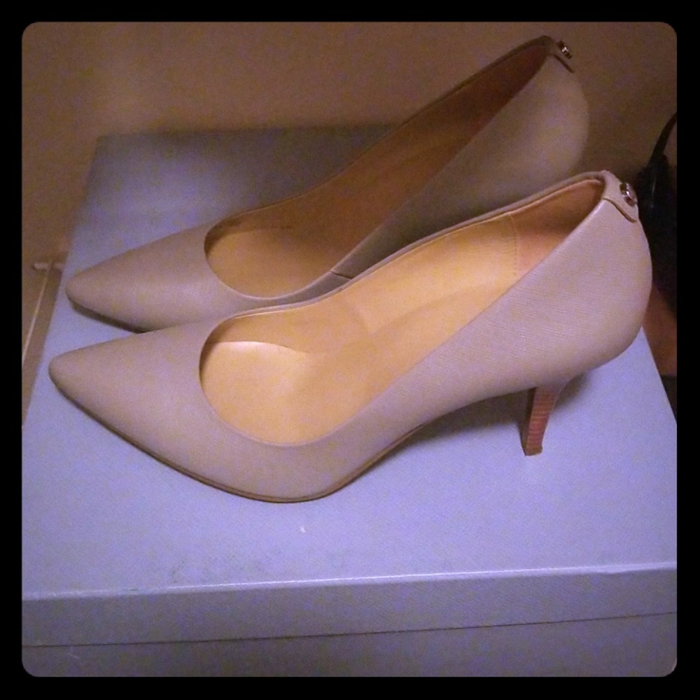 Michael Kors Grey Pumps